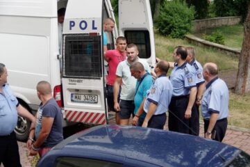 Soția și presupusa amantă ale unui bărbat considerat șeful unei grupări de contrabandă cu țigări, legate de o pereche de cătușe