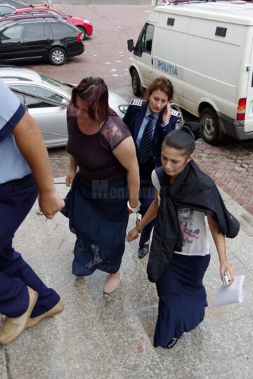 Cele două inculpate din lotul celor 9 persoane reținute pentru 24 de ore și duse ieri în fața judecătorilor