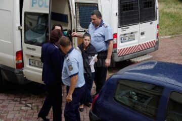 Soția și presupusa amantă ale unui bărbat considerat șeful unei grupări de contrabandă cu țigări, legate de o pereche de cătușe