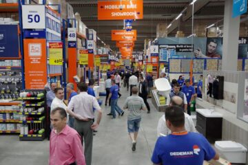 Situat pe Calea Unirii, în fosta zonă industrială a orașului, noul magazin, cu o suprafață de peste 13.700 mp, îl înlocuiește pe cel de la ieșirea spre Șcheia