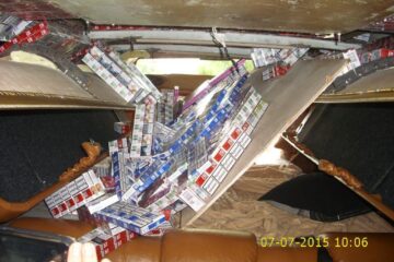 Țigări de contrabandă găsite ascunse în plafonul unui microbuz