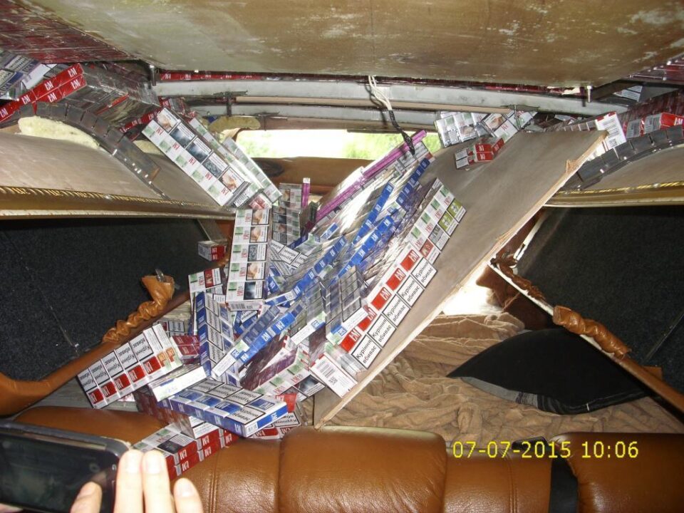 Țigări de contrabandă găsite ascunse în plafonul unui microbuz