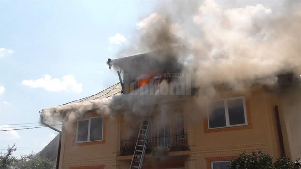 O vilă în flăcări, alte două gospodării afectate de incendiu și prim ajutor oferit pentru șapte pompieri din cauza temperaturilor extreme
