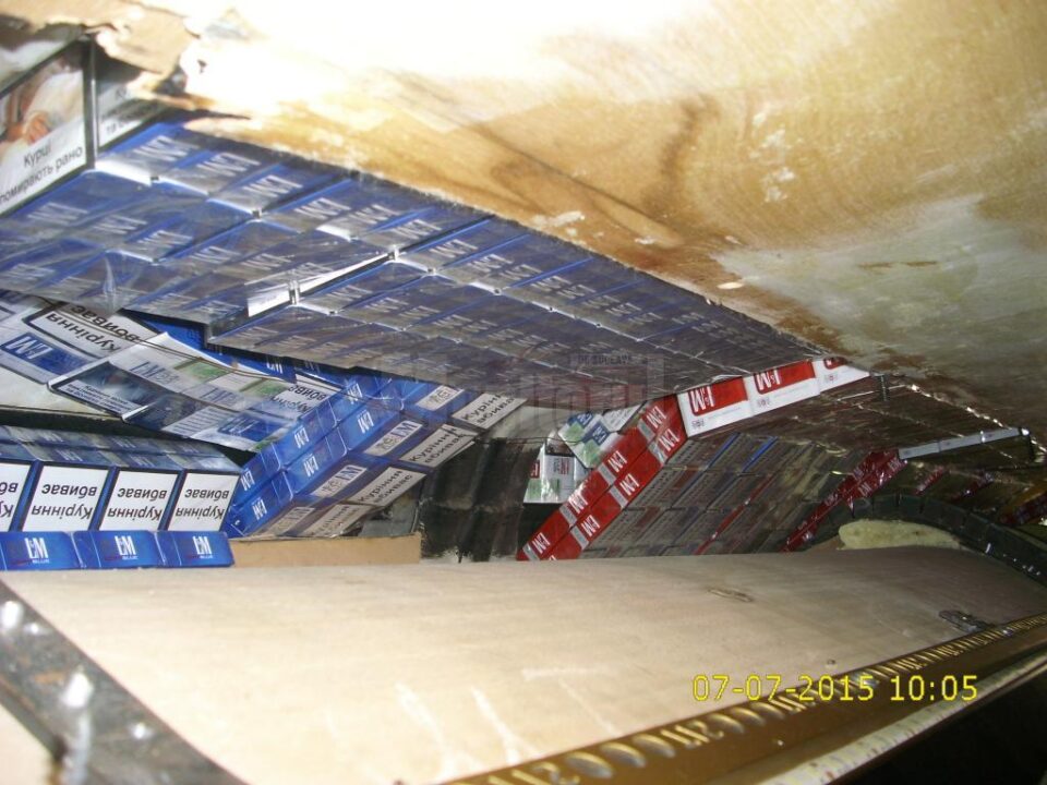 Țigări de contrabandă găsite ascunse în plafonul unui microbuz