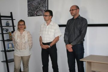 Bibliotecara Lăcrămioara Cocuz, Gabriel Cărăbuș, managerul Bibliotecii ”I. G. Sbiera” și Cosmin Angheloni, training manager în cadrul Fundației Progress