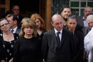 Oamenii politici nu s-au înghesuit să fie alături de Traian Băsescu la înmormântarea socrului