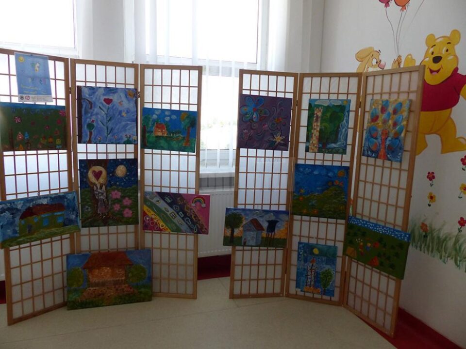 Vernisajul expoziției de desene „Cu TACT (Terapie prin Artă pentru Copii și Tineri) drumul vieții e mai vesel”
