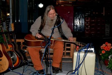 ”SirBlues” Vali Răcilă va avea lunar un recital la Suceava
