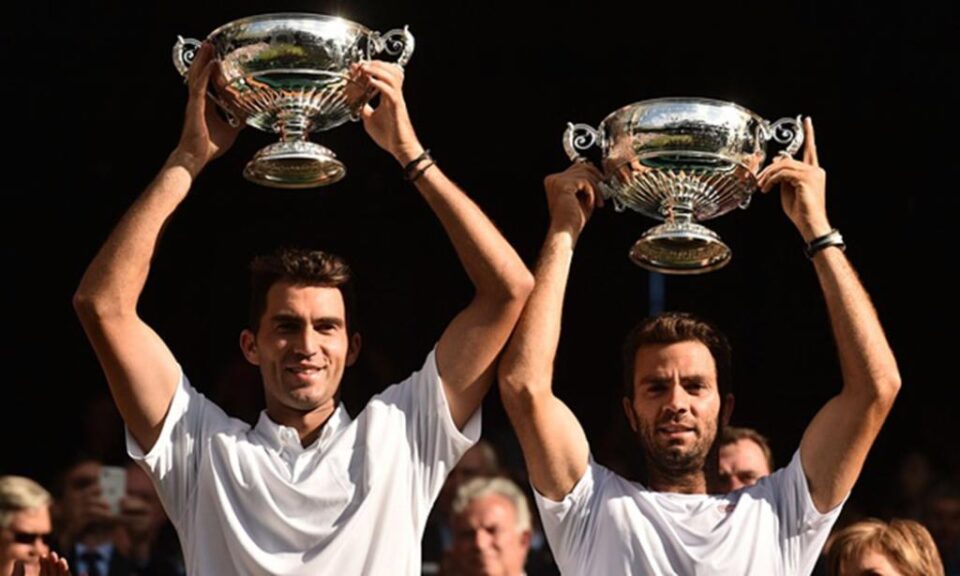 Horia Tecău, alături de Jean-Julien Rojer, cu trofeul mult visat