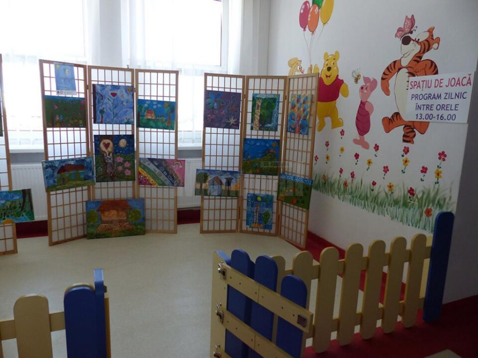 Vernisajul expoziției de desene „Cu TACT (Terapie prin Artă pentru Copii și Tineri) drumul vieții e mai vesel”