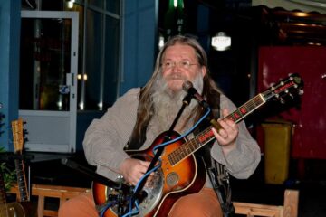 ”SirBlues” Vali Răcilă va avea lunar un recital la Suceava