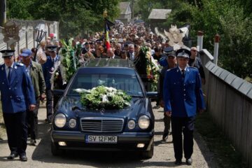 Cortegiul funerar, în drum spre cimitir