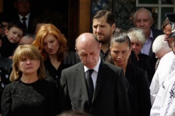 Oamenii politici nu s-au înghesuit să fie alături de Traian Băsescu la înmormântarea socrului