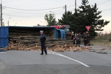 Un camion condus de un sucevean s-a răsturnat într-un sens giratoriu din Botoșani FOTO: Monitorul de Botoșani