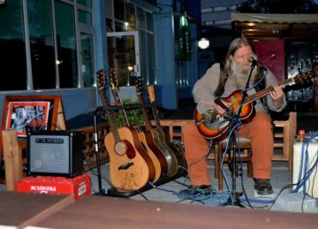 ”SirBlues” Vali Răcilă va avea lunar un recital la Suceava