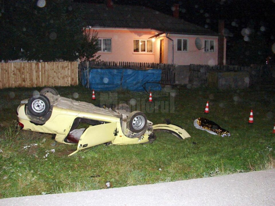 Autoturismul Opel Tigra s-a răsturnat pe cupolă