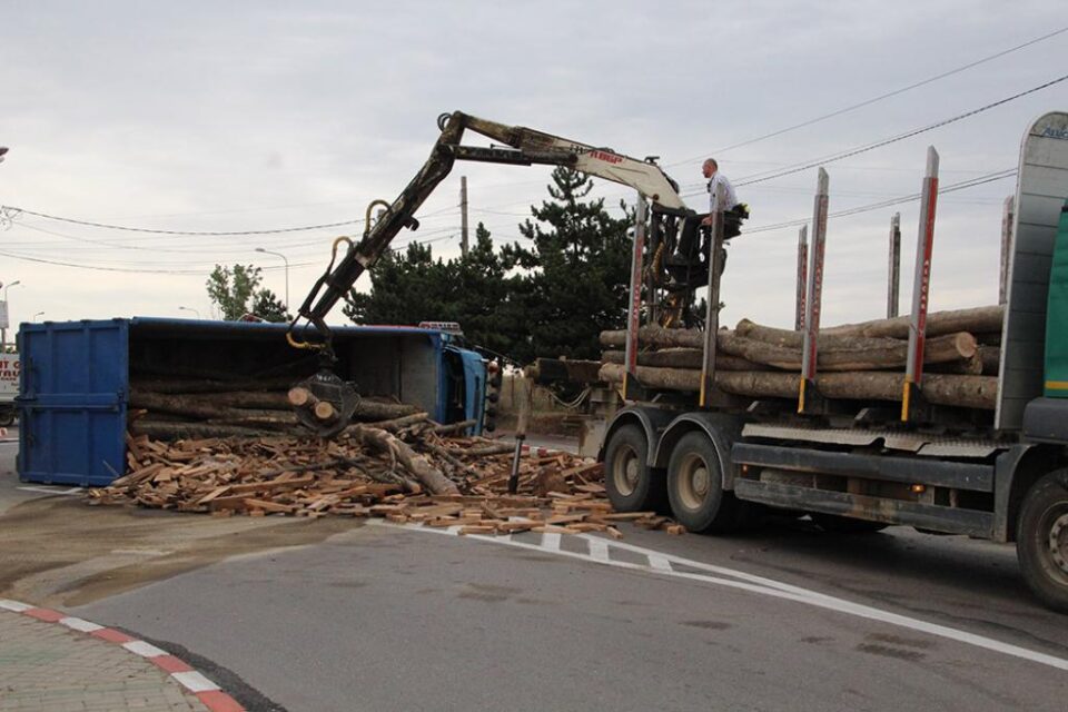 Colosul răsturnat și încărcătura căzută pe carosabil au blocat parțial traficul din sensul giratoriu în jur de șapte ore. Foto: Monitorul de Botoșani