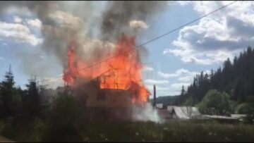O casă nelocuită a ars ca o torță la Vatra Dornei, după ce a avut „musafiri”