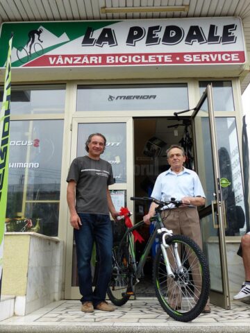 Un bărbat de 70 de ani a câștigat bicicleta oferită ca premiu la concursul organizat de Monitorul de Suceava