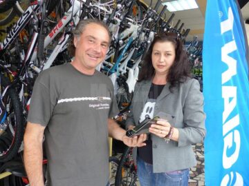 Un bărbat de 70 de ani a câștigat bicicleta oferită ca premiu la concursul organizat de Monitorul de Suceava