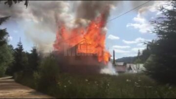 O casă nelocuită a ars ca o torță la Vatra Dornei, după ce a avut „musafiri”