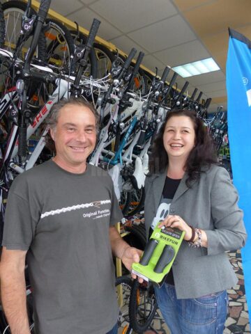 Un bărbat de 70 de ani a câștigat bicicleta oferită ca premiu la concursul organizat de Monitorul de Suceava
