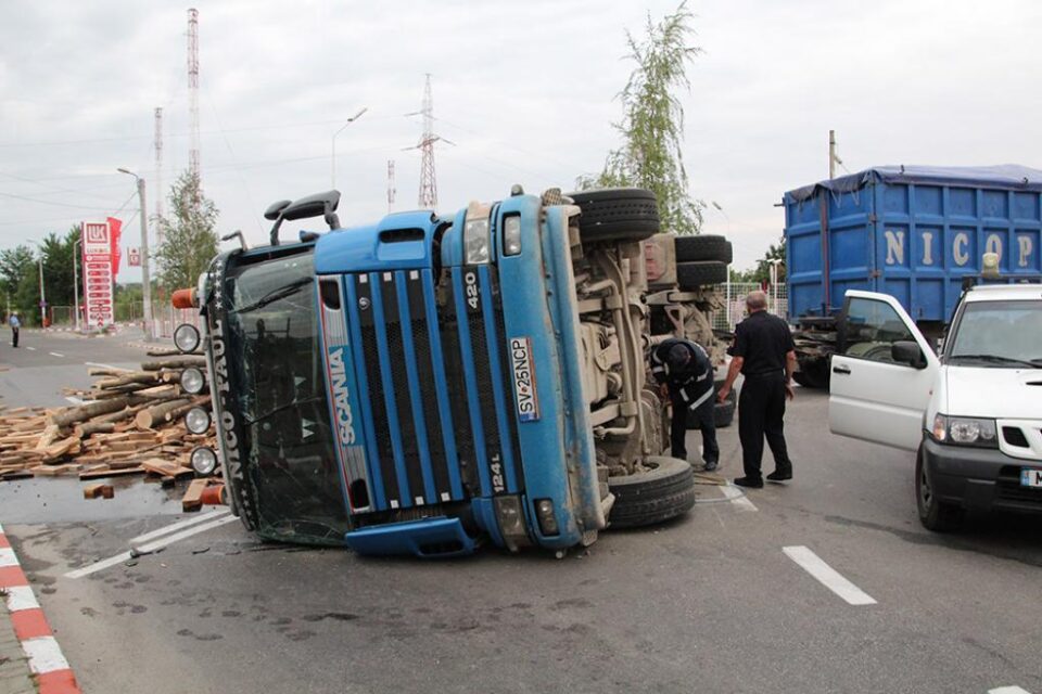 Colosul răsturnat și încărcătura căzută pe carosabil au blocat parțial traficul din sensul giratoriu în jur de șapte ore. Foto: Monitorul de Botoșani