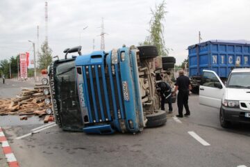 Colosul răsturnat și încărcătura căzută pe carosabil au blocat parțial traficul din sensul giratoriu în jur de șapte ore. Foto: Monitorul de Botoșani