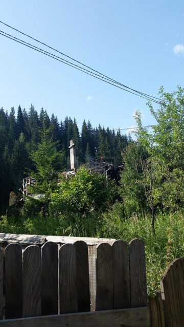 O casă nelocuită a ars ca o torță la Vatra Dornei, după ce a avut „musafiri”