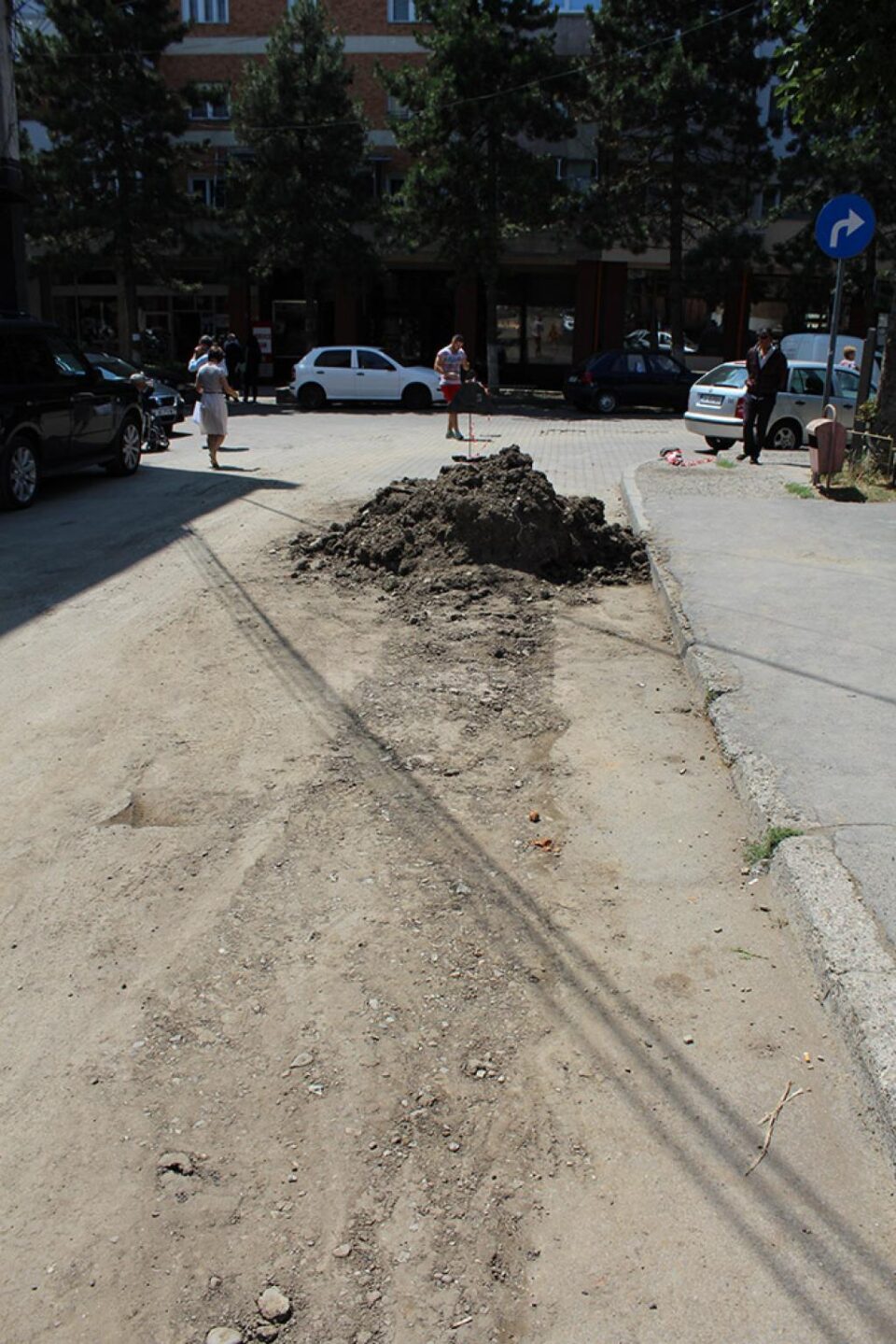 Mormanele de pământ lăsate în mijlocul străzii