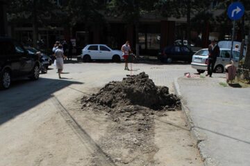 Mormanele de pământ lăsate în mijlocul străzii