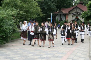 Dansul, muzica și meșteșugurile populare românești, promovate la Cernăuți