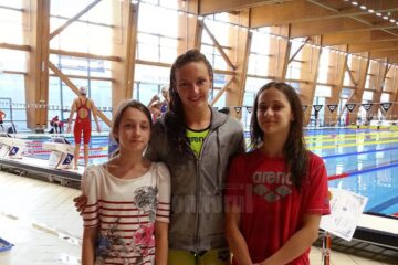 Diana Lissov (roșu) alături de titrata înotătoare Katinka Hosszu din Ungaria și colega de la CSȘ 3 Suceava, Ioana Nastacă