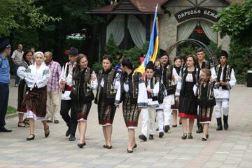 Dansul, muzica și meșteșugurile populare românești, promovate la Cernăuți