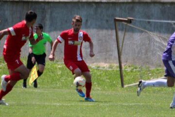 Cătălin Strugariu (la minge) este aproape să se întoarcă la Suceava. Foto: www.sportclubbacau.ro