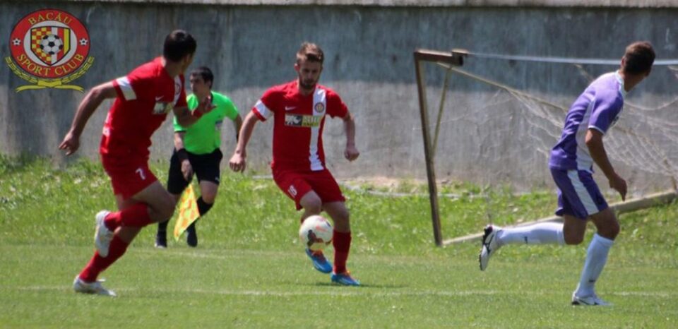 Cătălin Strugariu (la minge) este aproape să se întoarcă la Suceava. Foto: www.sportclubbacau.ro Cătălin Strugariu (la minge) este aproape să se întoarcă la Suceava. Foto: www.sportclubbacau.ro