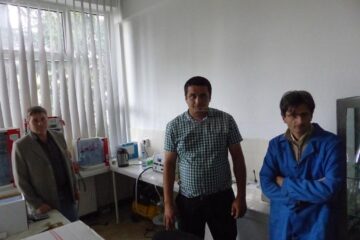 Constantin Știrbu, în stânga, directorul instituției, Vasile Costan, directorul Direcției Agricole Suceava, în mijloc, și pedologul Ionuț Brânduș