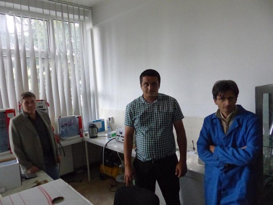 Constantin Știrbu, în stânga, directorul instituției, Vasile Costan, directorul Direcției Agricole Suceava, în mijloc, și pedologul Ionuț Brânduș