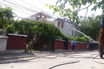 Focul a distrus partea superioară a casei cu etaj. Foto: www.ziaruldepenet.ro