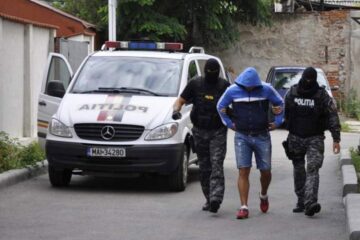 Unul dintre traficanți a fost săltat dintr-un imobil de pe raza municipiului Suceava și dus la audieri la DIICOT Maramureș. Foto: Vocea Transilvaniei