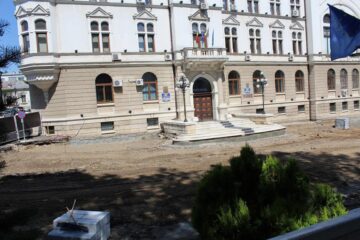 Lucrările de montare a plăcilor de granit în zona centrală a Sucevei vor fi finalizate în cel mai bun caz în luna august