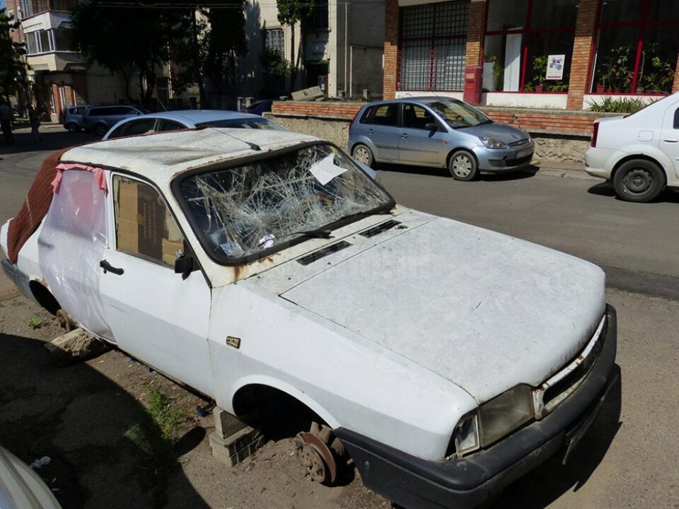 Halul în care a ajuns o Dacie abandonată în centrul Sucevei