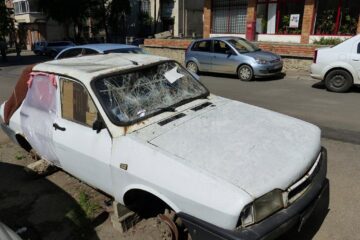 Halul în care a ajuns o Dacie abandonată în centrul Sucevei