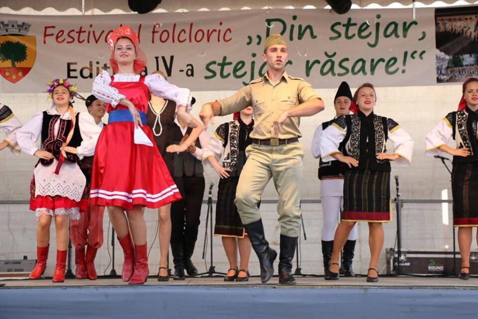 Artiști pe scena Festivalului Folcloric „Din stejar, stejar răsare”