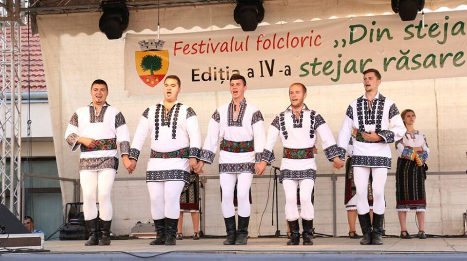 Artiști și spectatori în număr mare, prezenți la cea de-a IV-a ediție a Festivalului Folcloric „Din stejar, stejar răsare”