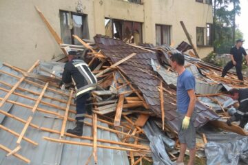 Acoperișul internatului unui liceu din Rădăuți, smuls de vântul puternic