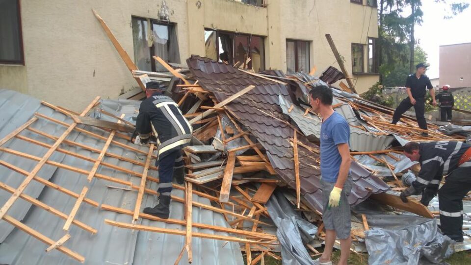 Acoperișul internatului unui liceu din Rădăuți, smuls de vântul puternic
