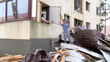 Acoperișul internatului unui liceu, aruncat de o tornadă la aproape 100 de metri, într-un bloc de locuințe
