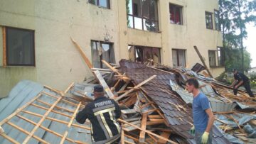 Acoperișul internatului unui liceu, aruncat de o tornadă la aproape 100 de metri, într-un bloc de locuințe