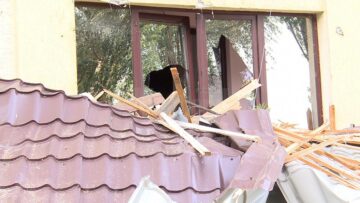 Acoperișul internatului unui liceu, aruncat de o tornadă la aproape 100 de metri, într-un bloc de locuințe